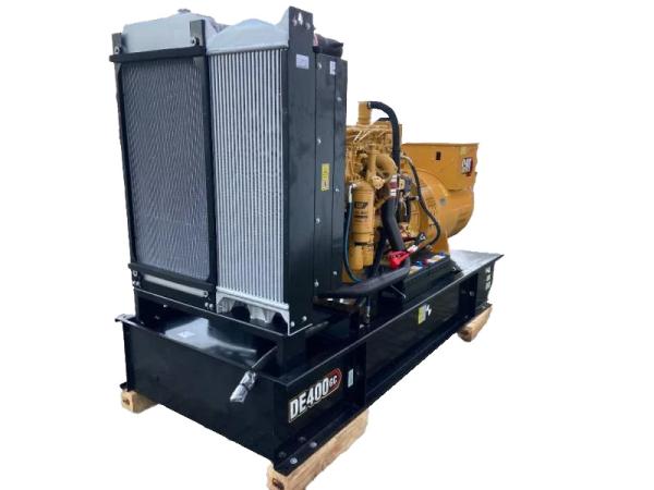 Rückansicht des Caterpillar DE400GC Dieselgenerators mit Kühler und offener Rahmenkonstruktion